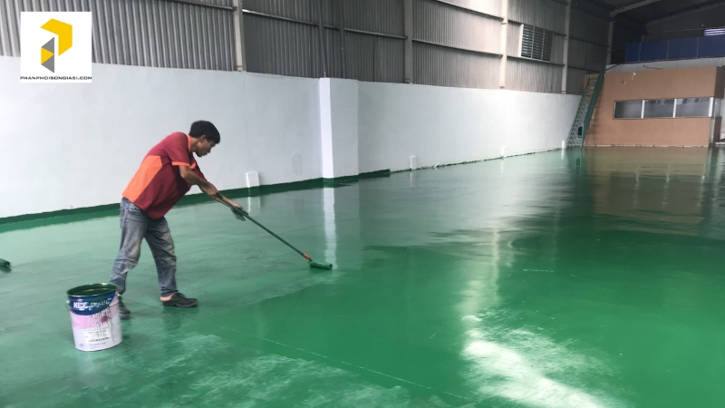 Thợ đang thi công sơn Epoxy KCC